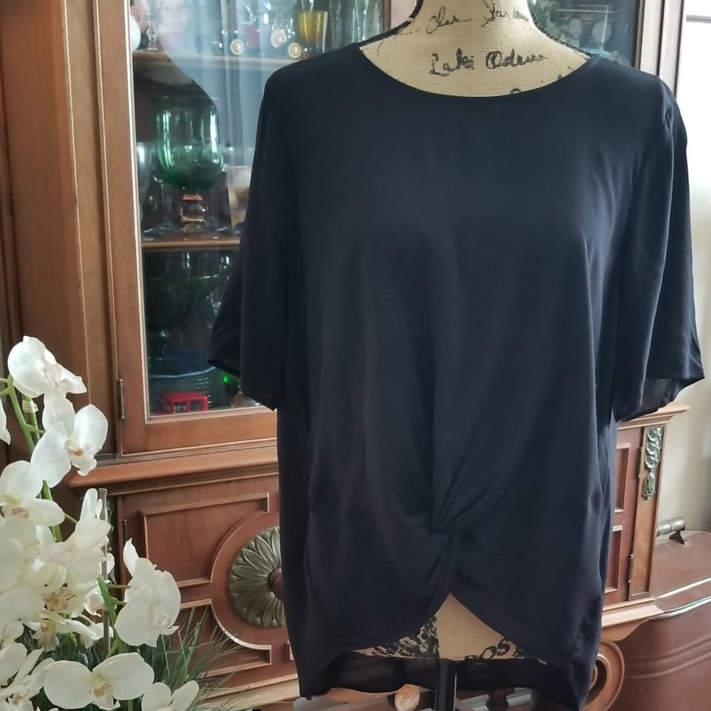 BCBGeneration black short sleeve knot front top M